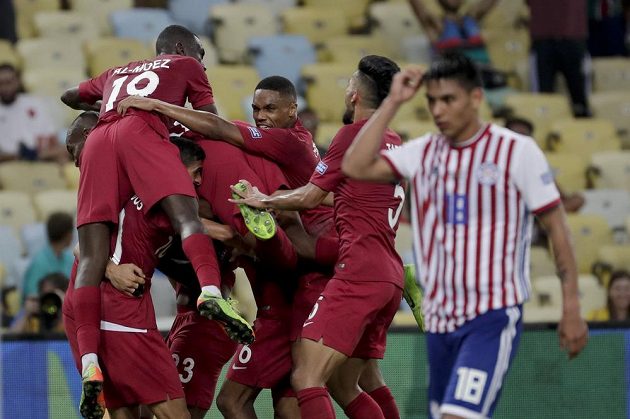 Fotbalisté Kataru prohrávali na turnaji Copa América s týmem Paraguaye už 0:2, nakonec ale dosáhli na remízu.