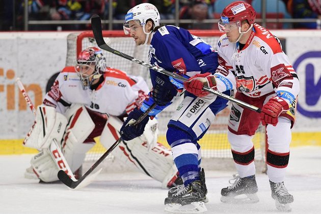 Brankář Hradce Králové Brandon Maxwell, Alexandre Mallet z Brna a Filip Pavlík z Hradce Králové v akci během čtvrtfinále play off hokejové extraligy.