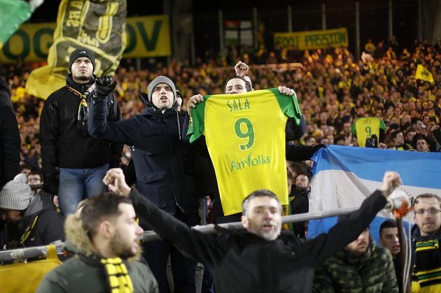 Fanoušci fotbalového FC Nantes také vzdali hold bývalému hráči Emilianu Salovi, který zmizel při leteckém neštěstí.