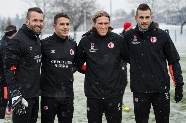 Zimní posily Slavie (zleva): Přemysl Kovář, Marko Alvir, Per–Egil Flo a Michael Lüftner během prvního tréninku v pražském Edenu.