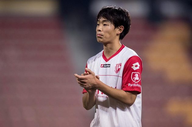 Pardubický záložník Kim Daewon během odvetného utkání osmifinále MOL Cupu proti Spartě.