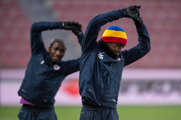 Sparťané Costa Nhamoinesu (vpředu) a Kehinde Fatai během tréninku před úvodním osmifinálovým utkáním Evropské ligy s Laziem Řím.