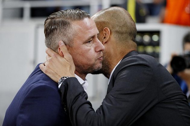 Kouč Manchesteru City Pep Guardiola (vpravo) a jeho protějšek ze Steauy Laurentiu Reghecampf před utkáním LM.