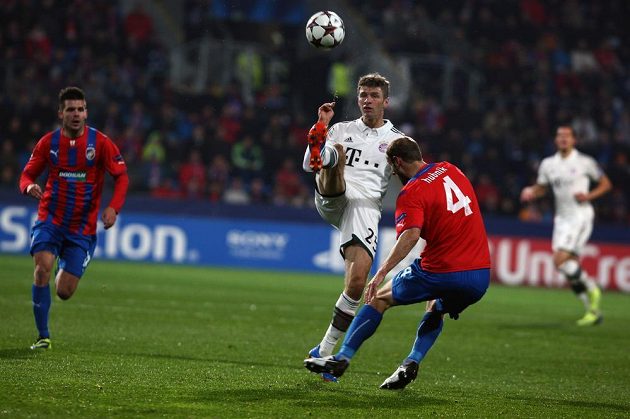 Roman Hubník (vpravo) se snaží zastavit Thomase Müllera z Bayernu v utkání Ligy mistrů. Vzadu dobíhá Michal Ďuriš.