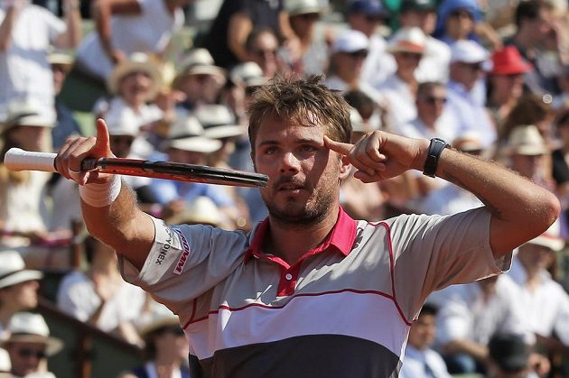 Švýcarský tenista Stan Wawrinka slaví vítězství nad Francouzem Jo-Wilfriedem Tsongou v semifinále Roland Garros.