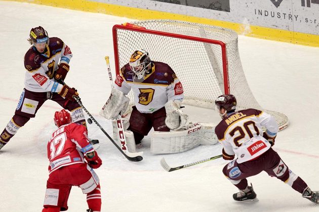 Roman Vlach z Třince (vlevo zády) střílí na brankáře Larse Voldena z HC Dukla Jihlava, vlevo Erik de la Rose z HC Dukla Jihlava, vpravo Lukáš Anděl z HC Dukla Jihlava.