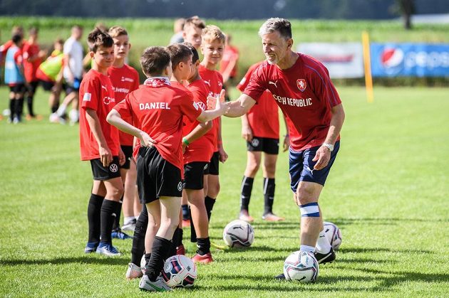 Trenér fotbalové reprezentace Jaroslav Šilhavý během tréninku s dětmi z fotbalové školy Petra Čecha