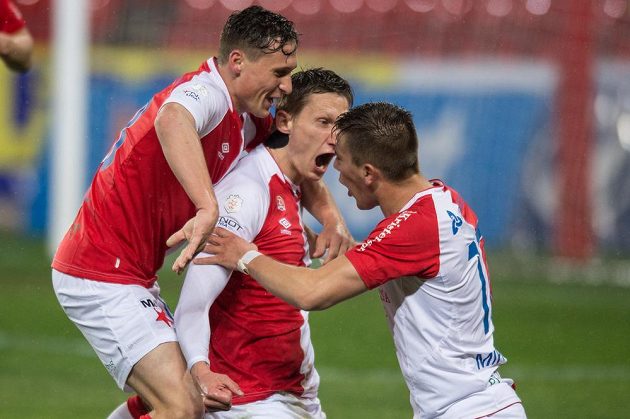 Útočník Slavie Praha Milan Škoda oslavuje vedoucí gól sešívaných proti Teplicím.