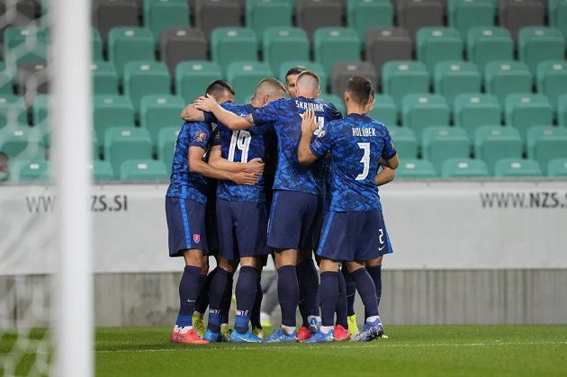 Fotbalisté Slovenska se radují z gólu proti Slovincům v kvalifikaci o postup na MS.