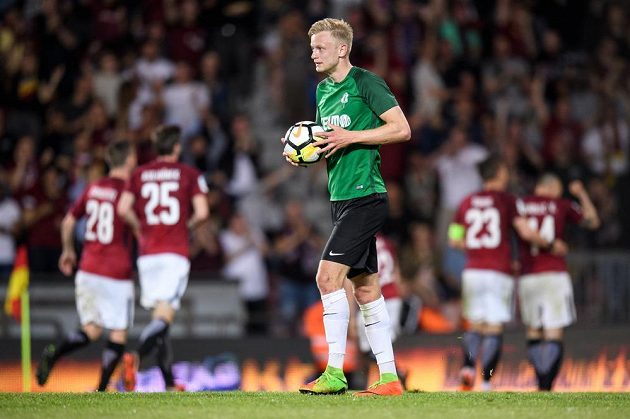 Jablonecký fotbalista Jaroslav Zelený nechtěl asistovat u sparťanské gólové radosti a spěchá s míčem ke středovému kruhu.