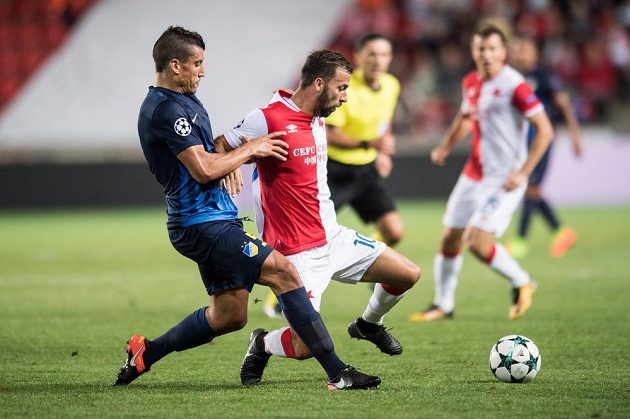 Josef Hušbauer ze Slavie Praha a Jesús Rueda z APOELu během utkání odvety play off Ligy mistrů.