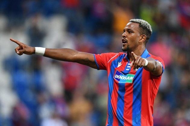 Jean-David Beauguel is rejoicing at the leading goal of Pilsen against Mladá Boleslav. 