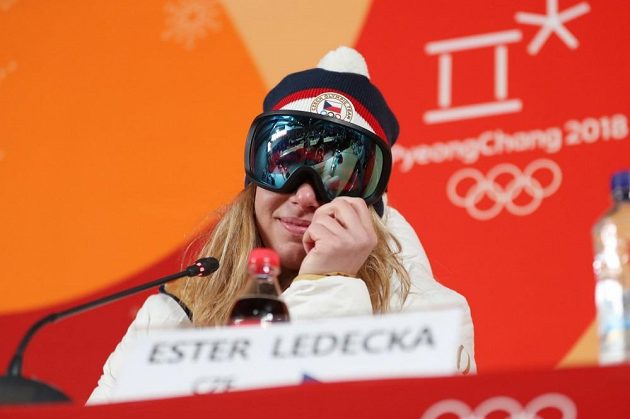 Ester Ledecká absolvovala tiskovou konferenci s lyžařskými brýlemi.
