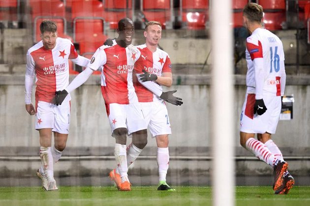 Abdallah Sima ze Slavie Praha oslavuje se spoluhráči gól proti Hapoelu Beer Ševa.