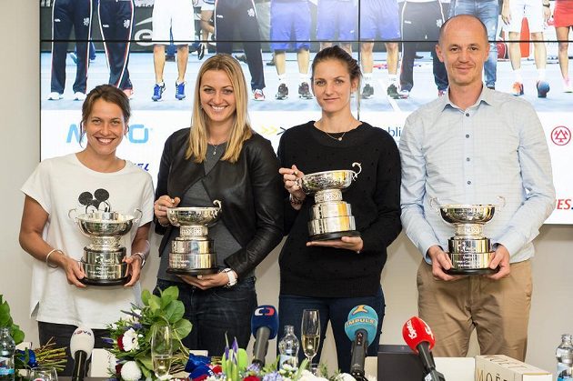 Vítězný fedcupový tým (zleva): Barbora Strýcová, Petra Kvitová, Karolína Plíšková a Petr Pála po návratu z francouzského Štrasburku.