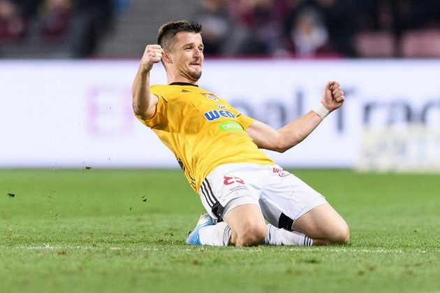 Benjamin Čolič z Českých Budějovic oslavuje gól na 2:1 z přímého kopu během utkání se Spartou.