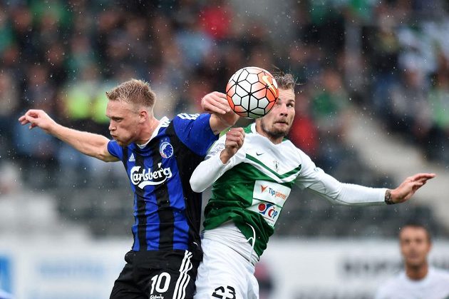 Jablonecký obránce Vít Beneš (vpravo) a Nicolai Jörgensen z Kodaně bojují o míč.