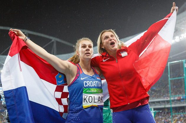 Překvapivá vítězka olympijských her v Riu Sara Kolaková z Chorvatska (vlevo) a bronzová Barbora Špotáková.