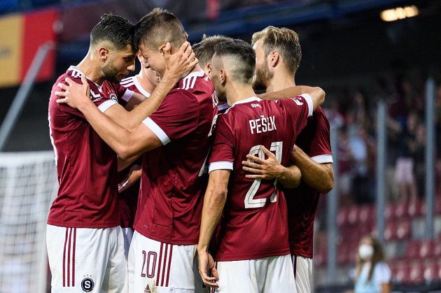 Dávid Hancko ze Sparty Praha a Adam Hložek oslavují gól na 1:0 během utkání 5. kola Fortuna ligy.