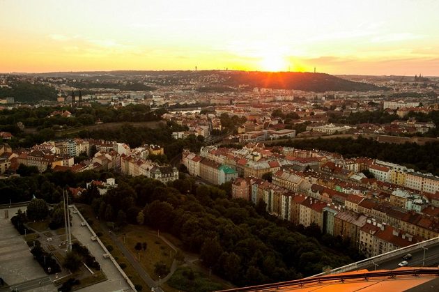 Výhled z hotelu Corinthia. Nahoru museli běžci po svých, výtahy pro tentokrát zakázány.
