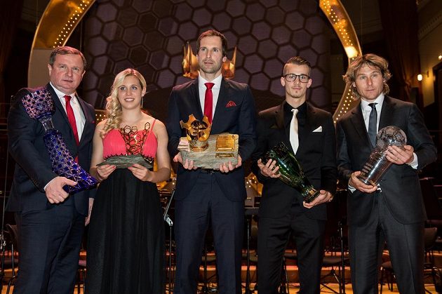 Trenér roku Pavel Vrba (vlevo), fotbalistka roku Kateřina Svitková, vítěz ankety Fotbalista roku 2015 Petr Čech, talent roku Václav Černý a Pavel Nedvěd v Obecním domě v Praze.