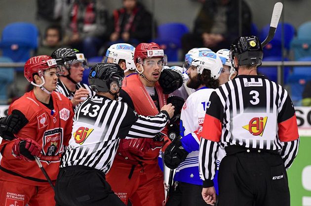 Hokejisté Jordann Perret a Patrik Miškář z Hradce Králové a Dominik Schlumpf ze Zugu během čtvrtfinále Ligy mistrů.