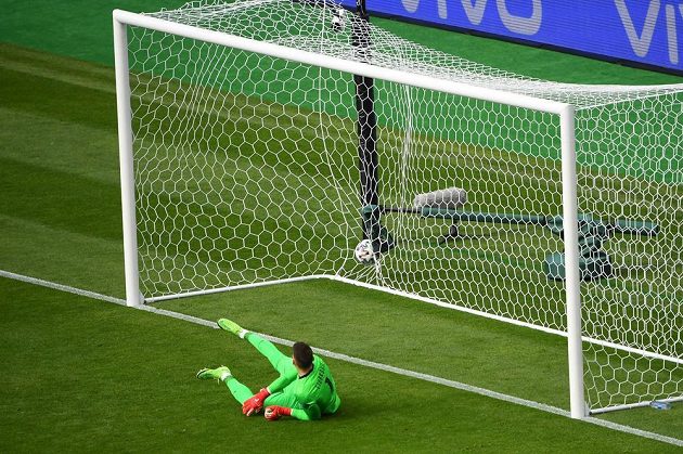 Chorvatský brankář Dominik Livakovič právě inkasoval z penalty od Patrika Schicka.