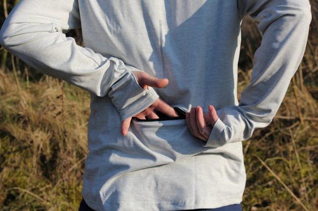 Běžecká mikina Reebok Reflective Speedwick Quarter Zip - zadní kapsa je docela prostorná.