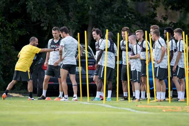 Kondiční trenér Federico Pannoncini a fotbalisté Sparty během tréninku před odvetným utkáním 3. předkola Evropské ligy.