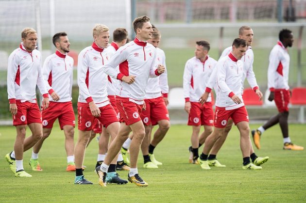 Fotbalisté Slavie během tréninku před utkáním s Maccabi Tel Aviv, v popředí Milan Škoda a Michal Frydrych.