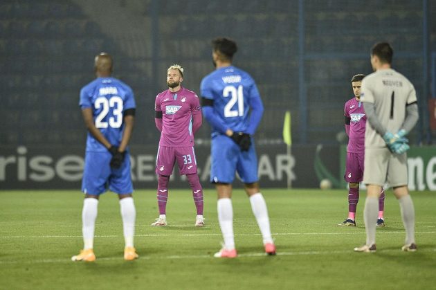 Utkání Liberec - Hoffenheim. Hráči před začátkem utkání drží minutu ticha za zemřelého Diega Maradonu.