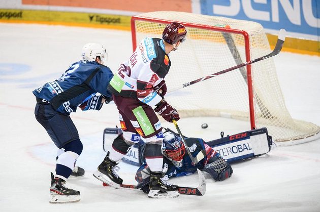 Robert Říčka ze Sparty překonává brankáře Plzně Dominika Frodla a střlí gól na 5:3 během utkání 1. kola Tipsport extraligy.