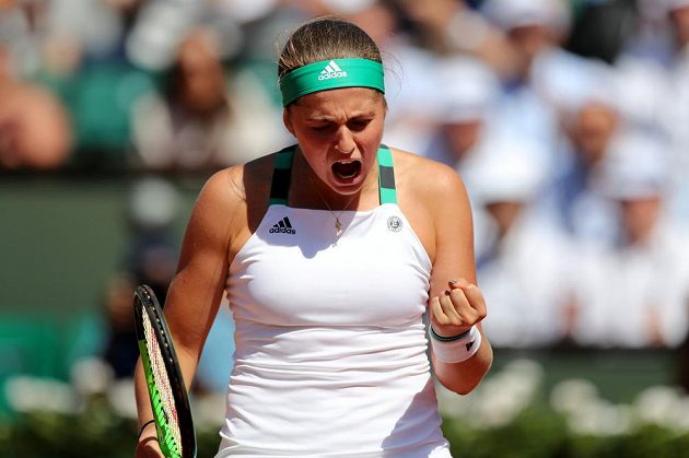 Lotyška Jelena Ostapenková se hecuje během semifinálového duelu na Roland Garros.