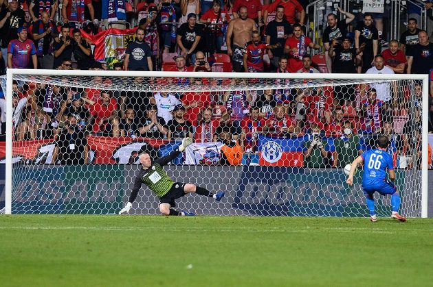 Miroslav Káčer z Viktorie Plzeň střílí vítězný gól v penaltovém rozstřelu během utkání 3. předkola Evropské konferenční ligy.