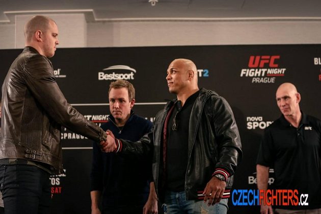 Stefan Struve (vlevo) a Marcos Rogerio de Lima při setkání před zápasem v Praze.
