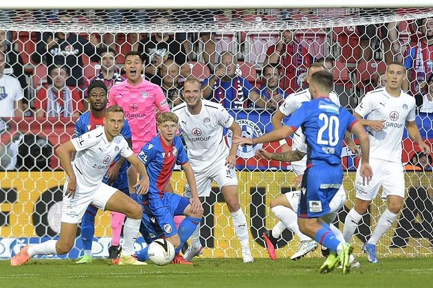 Závar před brankou Slovácka v ligovém utkání v Plzni, situaci se snaží dirigovat gólman hostů Nguyen.