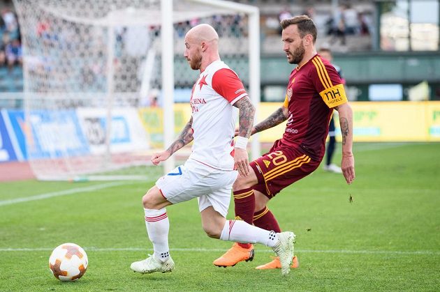 Střelec druhého gólu Slavie Miroslav Stoch (vlevo) v souboji s Branislavem Miloševičem z Dukly.