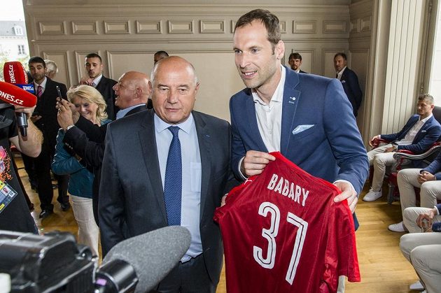 Brankář Petr Čech předává starostovi města Tours Babarymu dres českého týmu s jmenovkou a číslem 37.