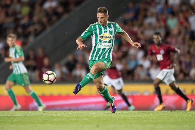 Jevgenij Kabajev z Bohemians odehrává míč v derby se Spartou, které skončilo nerozhodně 1:1.