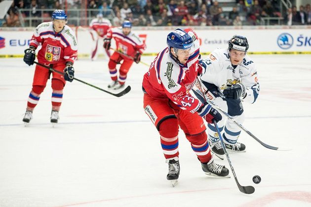 Jan Kovář a Joonas Kemppainnen z Finska během utkání turnaje Carlson Hockey Games v Českých Budějovicích.