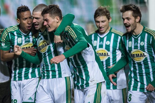 Fotbalisté Bohemians zleva Jhon Mosquera, David Bartek, Patrik Schick a Milan Jirásek slaví výhru nad Jabloncem. Klokani přezimují mimo sestupové příčky.