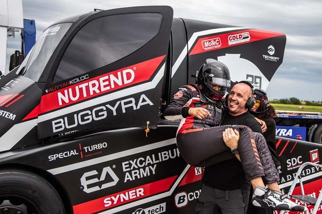 Aliyyah Kolocová po rekordní jízdě v náručí svého otce Martina Koloce, šéfa týmu Buggyra Racing.