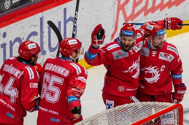 Hokejisté Třince zleva Matěj Stránský, Tomáš Marcinko, Martin Růžička a Petr Vrána.