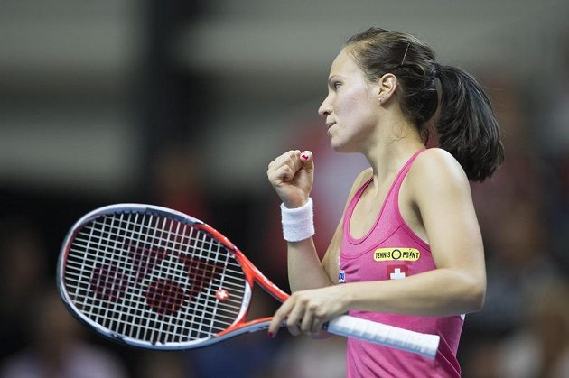 Švýcarka Viktorija Golubicová oslavuje zisk fiftýnu v utkání s Karolínou Plíškovou.