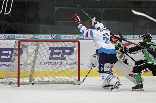 Ivan Huml z Chomutova střílí druhý gól v rozhodujícícm utkání předkola play off hokejové extraligy proti Mladé Boleslavi.