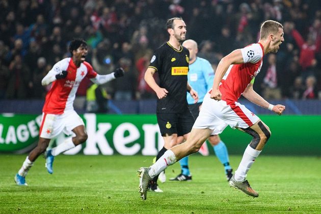 Tomáš Souček ze Slavie Praha oslavuje gól na 1:1 z proměňené penalty během utkání základní skupiny Ligy mistrů s Interem Milán.