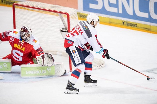 Marek Hovorka z Pardubic střílí gól na 3:1 během utkání Tipsport extraligy na ledě Sparty.