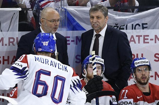 Na střídačce českého týmu trenér Josef Jandač (vpravo), jeho asistent Jiří Kalous a hráči (zleva) Michal Moravčík, David Pastrňák a Michal Řepík.