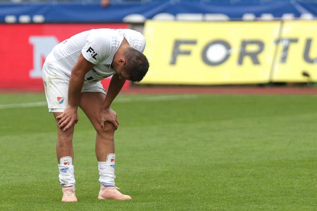 Zklamaný Milan Baroš z Ostravy po skončení zápasu s Mladou Boleslaví, ve kterém šlo o postup do Evropské ligy.