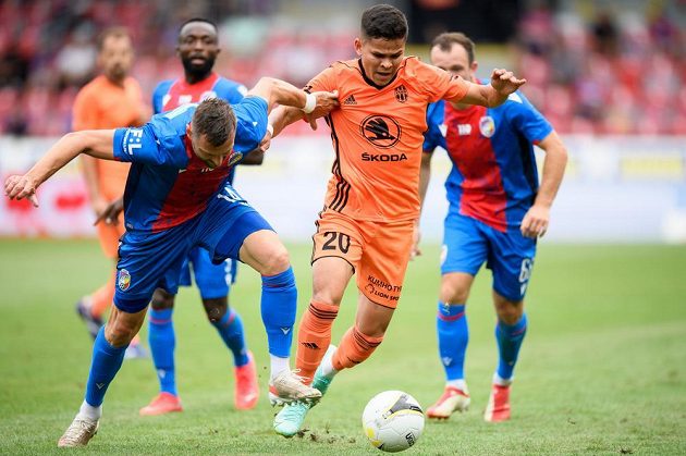 Radim Řezník from Viktoria Plzeň and Ewerton da Silva from Mladá Boleslav during the 1st round match.